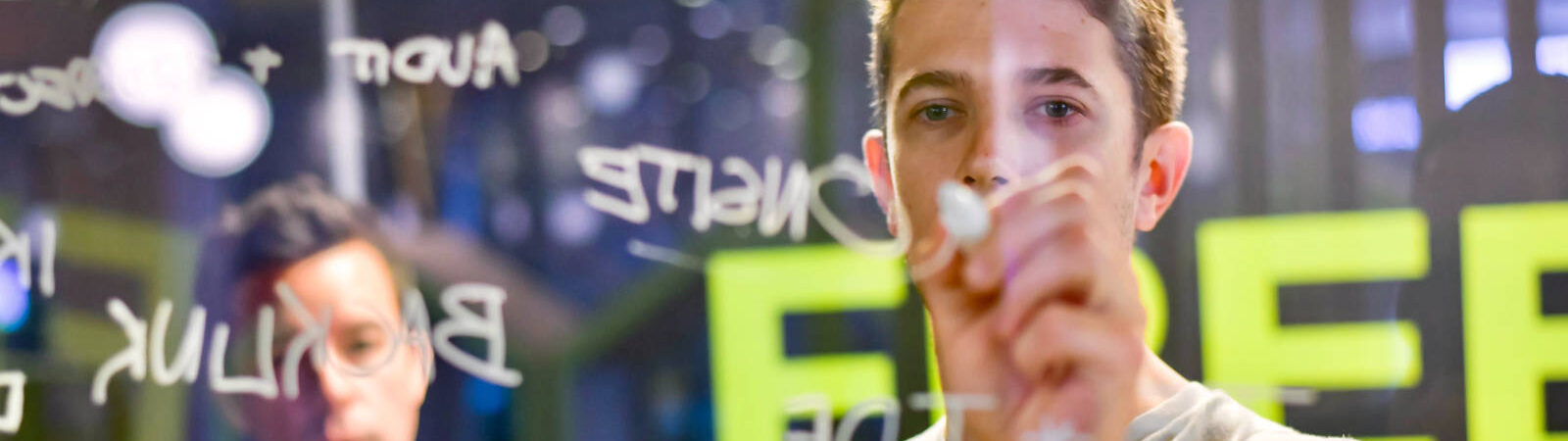Medewerkers werken SEO strategie uit op glas met markeerstiften