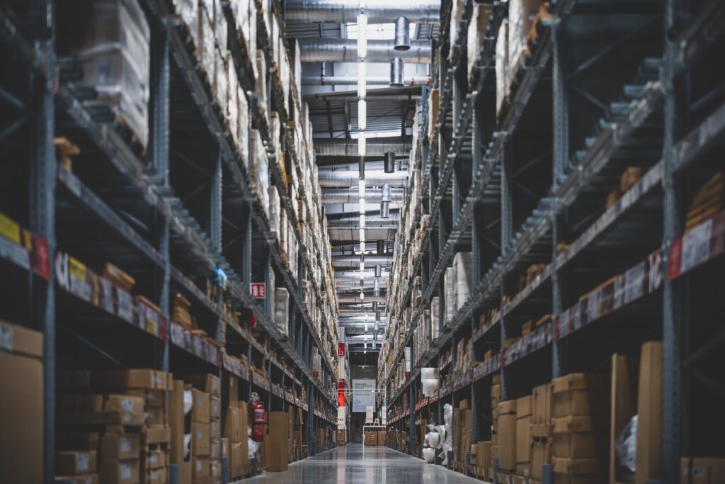 Groot magazijn met inventaris