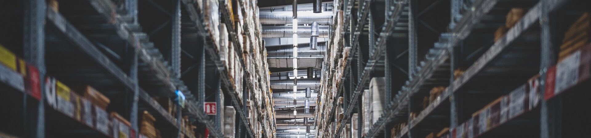 Groot magazijn met inventaris