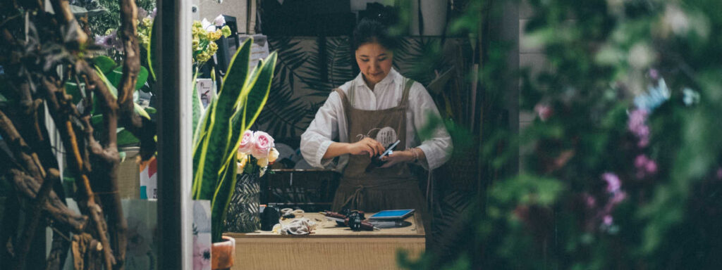 Ondernemer aan het werk in bloemenwinkel ter illustratie bij blog over beginnend ondernemer met een winkel