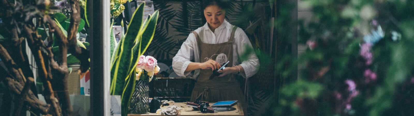 Ondernemer aan het werk in bloemenwinkel ter illustratie bij blog over beginnend ondernemer met een winkel