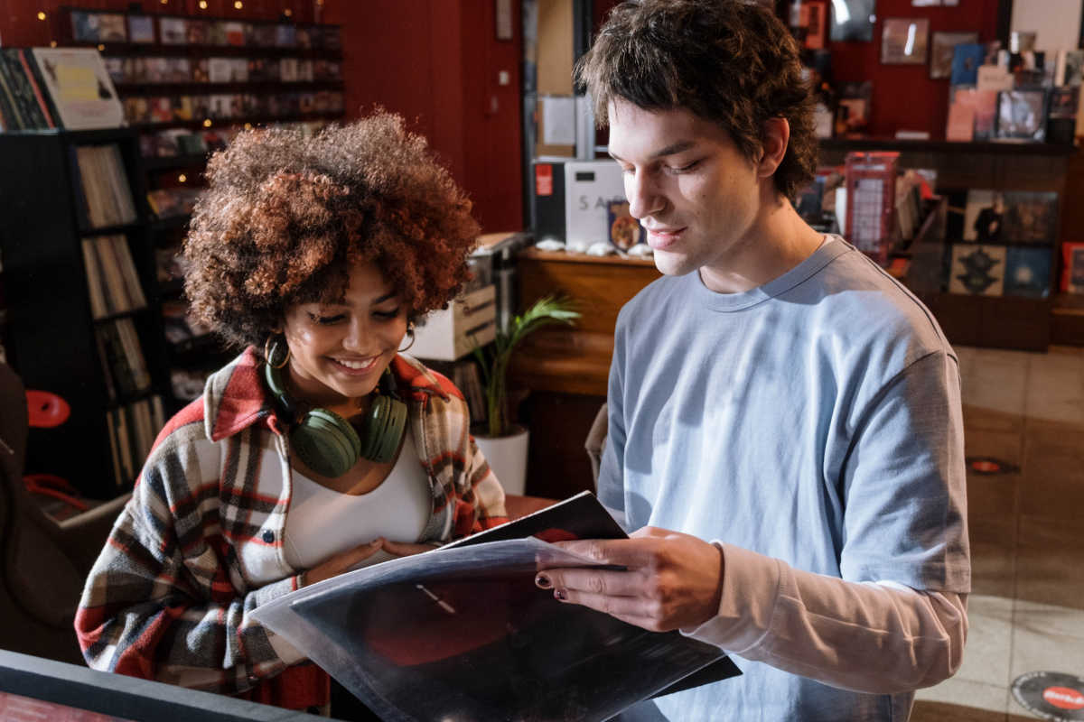 Medewerker in winkel bespreekt een suggestie met klant