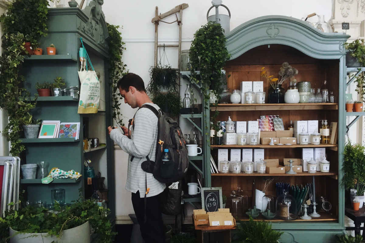 Rondkijkende klant in winkel