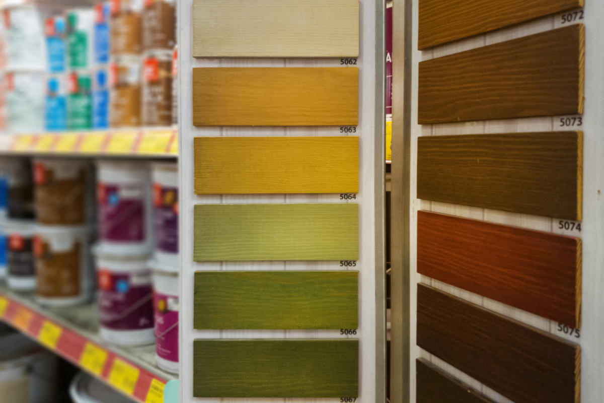 Verschillende kleurvoorbeelden houtbeits in doe-het-zelf winkel