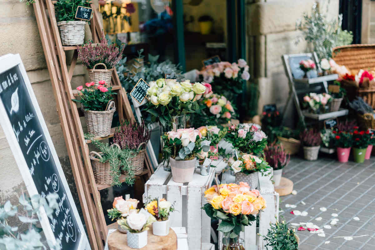 Uitstalling van bloemen en planten voor een huis & tuinwinkel