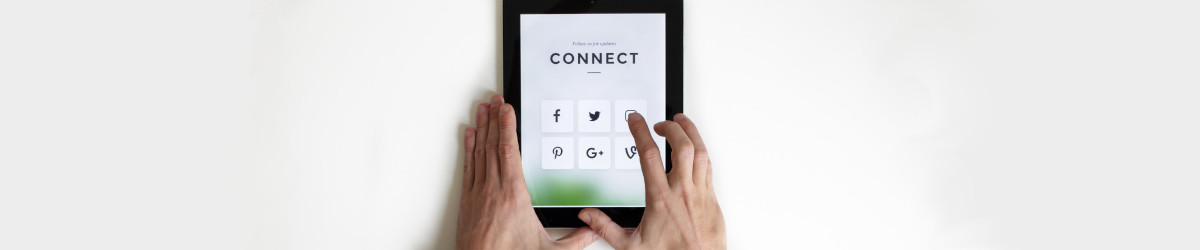 Tablet met het woord CONNECT en logo's van sociale media