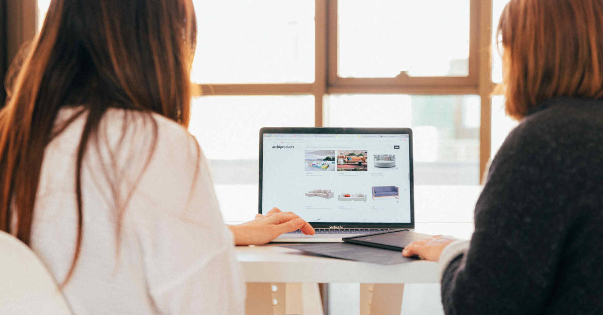 Twee personen samen aan het werk op laptop om hun eigen webshop beginnen