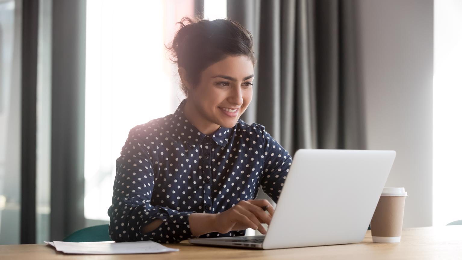 Tevreden klant achter laptop