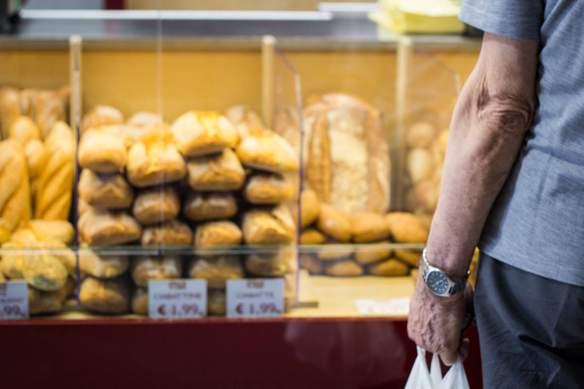 Persoon voor etalage bij bakker