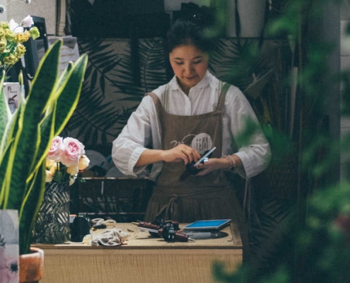 Ondernemer aan het werk in bloemenwinkel ter illustratie bij blog over beginnend ondernemer met een winkel