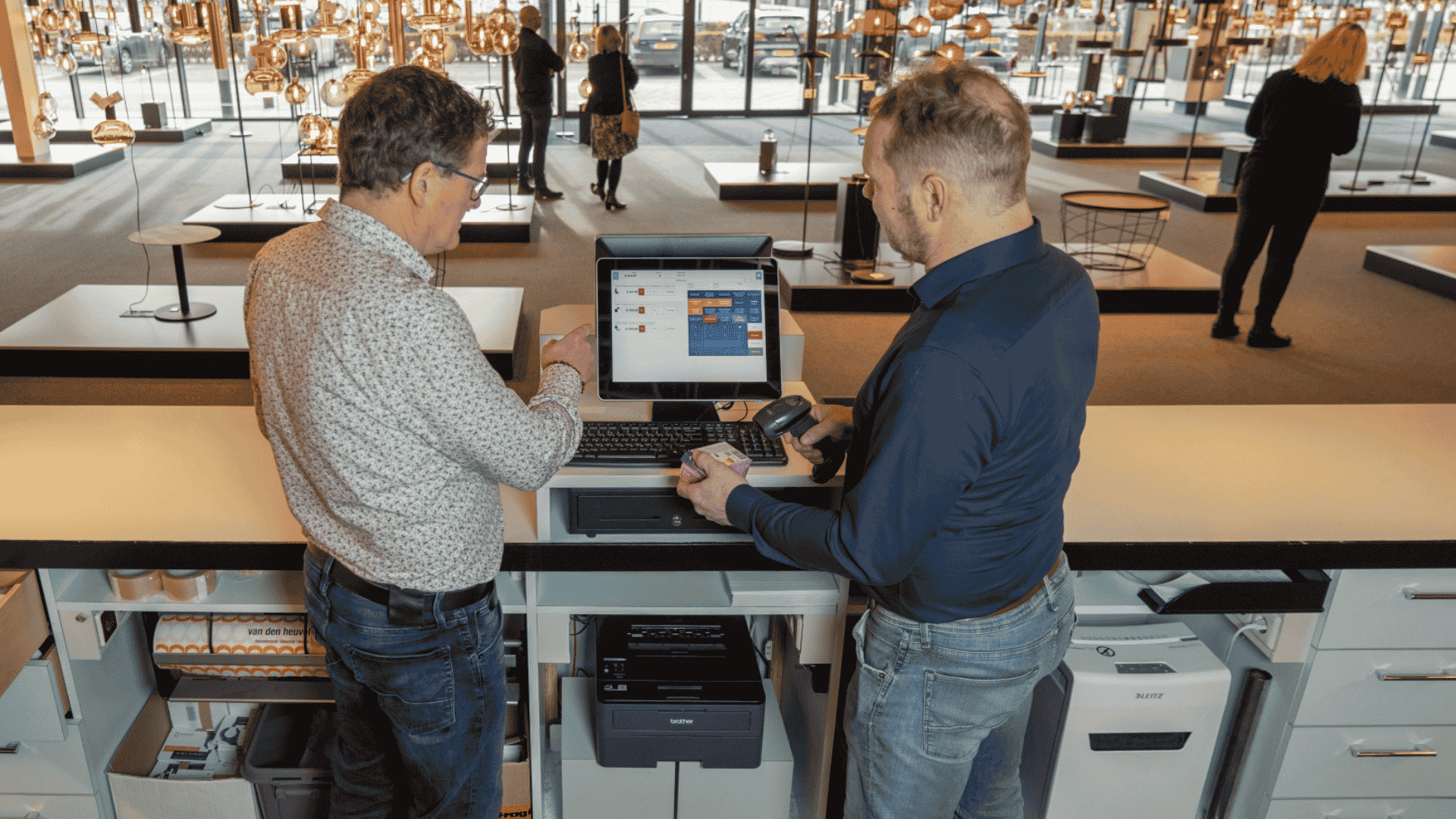 kassasysteem-barcode-scanner-voorraadbeheer.png Medewerker scant producten met een barcode scanner