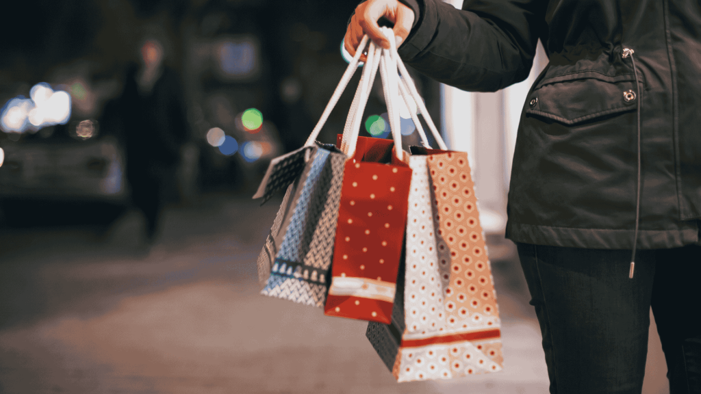 Een shopper met een tasje vol feestelijke aankopen, symbool voor een soepel kassasysteem tijdens de feestdagen.