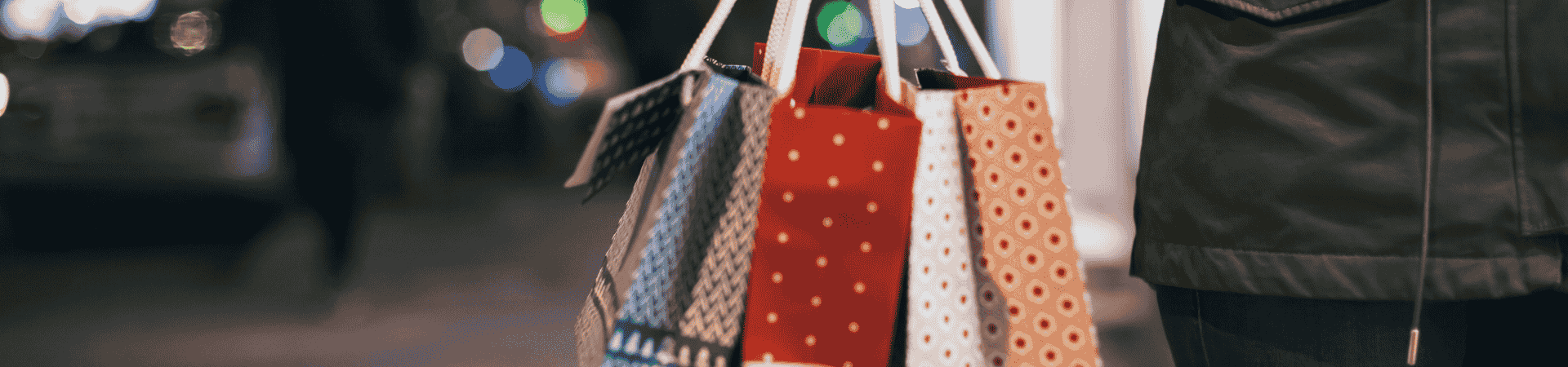 Een shopper met een tasje vol feestelijke aankopen, symbool voor een soepel kassasysteem tijdens de feestdagen.