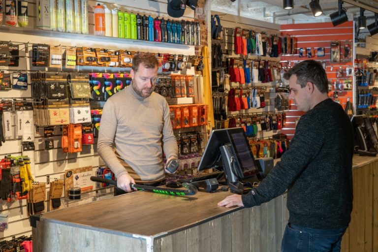 klant koopt in sportwinkel