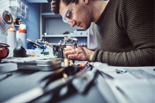 man bezig met elektronica